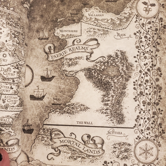 A Court of Thorns and Roses Collectors Edition - Picture 9 of 11